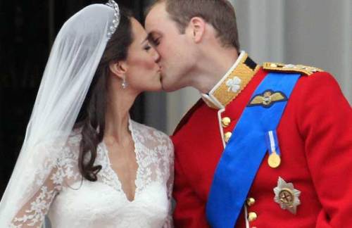 britain-s-prince-william-kisses-his-wife-kate-duchess-of-cambridge-on-the-balcony-of-buckingham-palace-after-the-royal-wedding-pic-ap-800521920